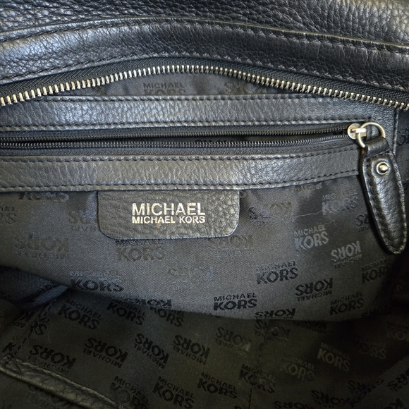 Michael Kors Black and Tan Shoulder Bag with Classic Design - Picture 10 of 12